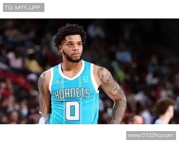 假装成足球明星街头互动引发路人惊讶与欢笑的真实反应